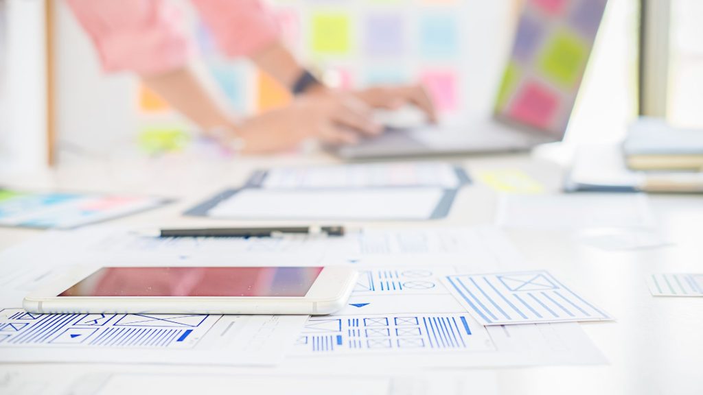 imagen de acompañamiento manos trabajado en marketing de contenidos